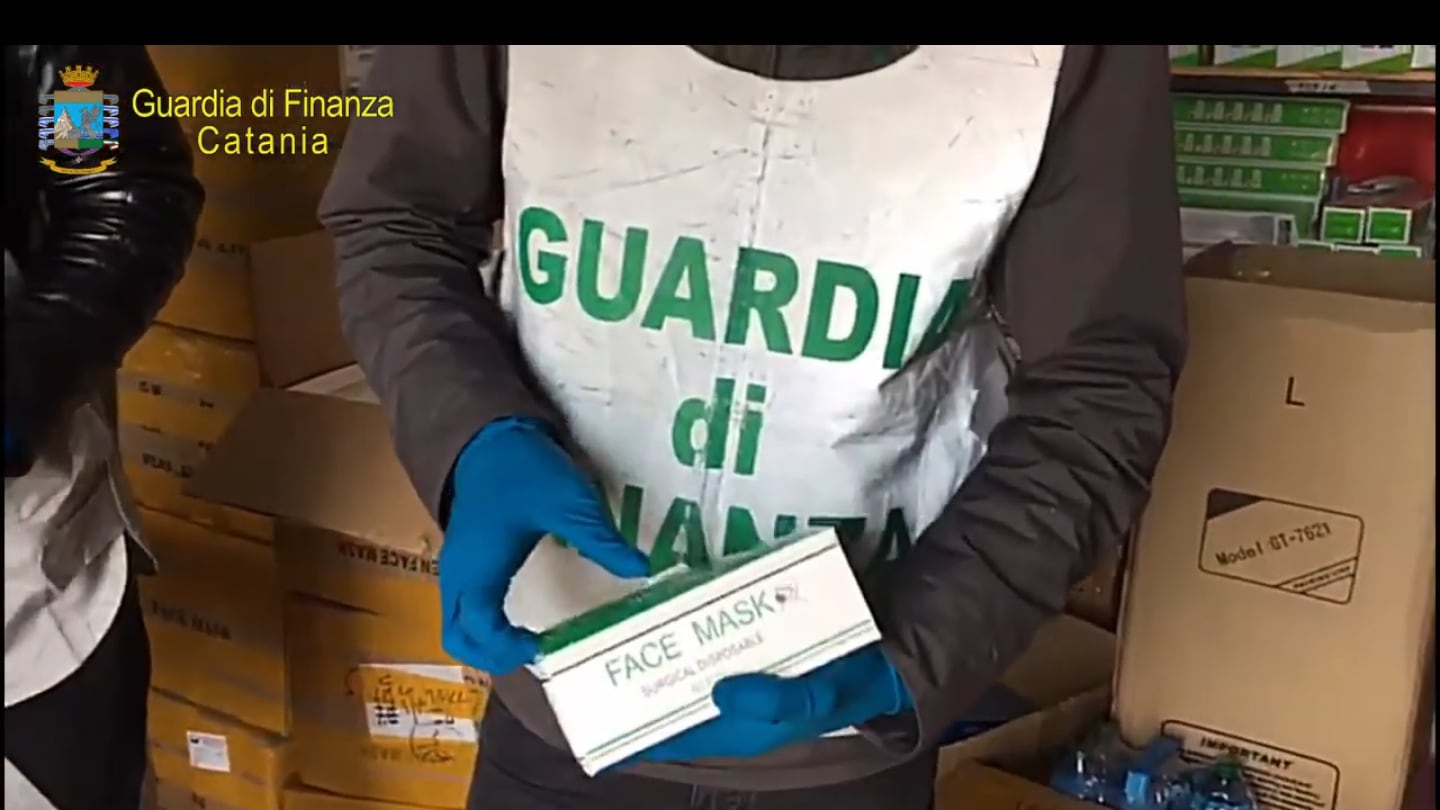 Mascherine non a norma, sequestro e denuncia per un cinese