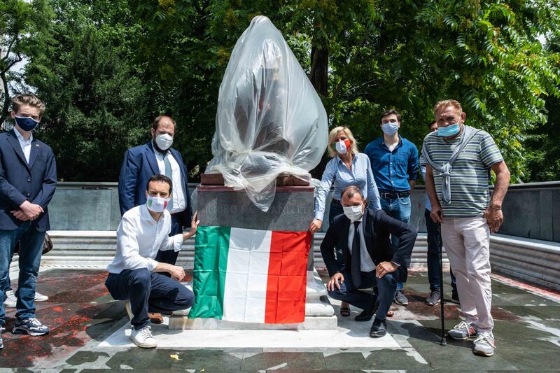 Forza Italia mette il tricolore sulla statua Montanelli 6