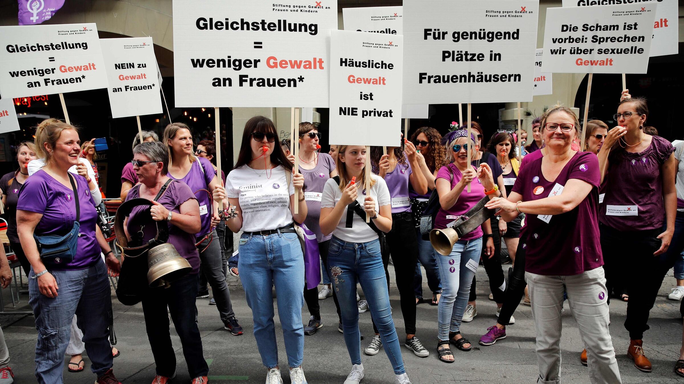 In Svizzera rivolta viola: le donne sottopagate scioperano per la parità