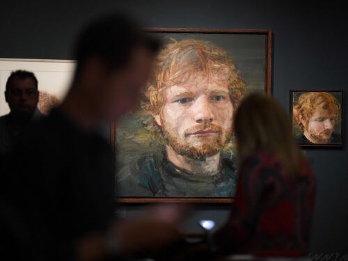 "Ai concerti Ed Sheeran si veste da spiderman e si mescola tra la gente"