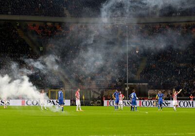 Fumogeni in campo, partita sospesa 7