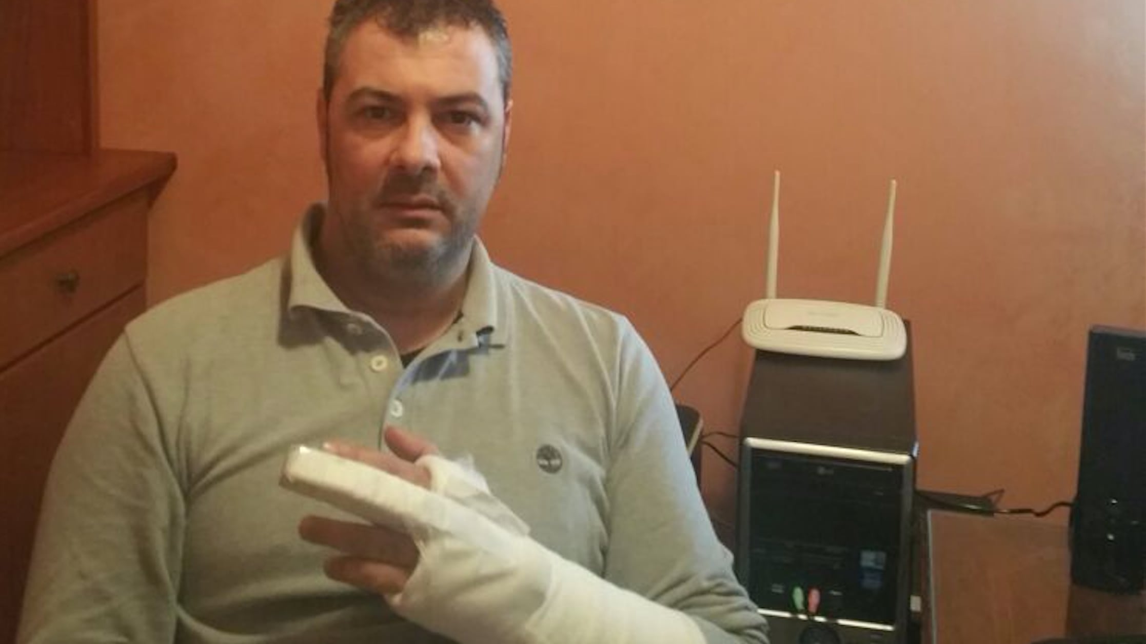 Agente ferito, lacrime del figlio: "Perché non arrestano il cattivo?"