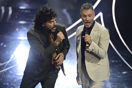 Sanremo 2024: ecco il look della quarta serata del Festival di Nek e Renga 10
