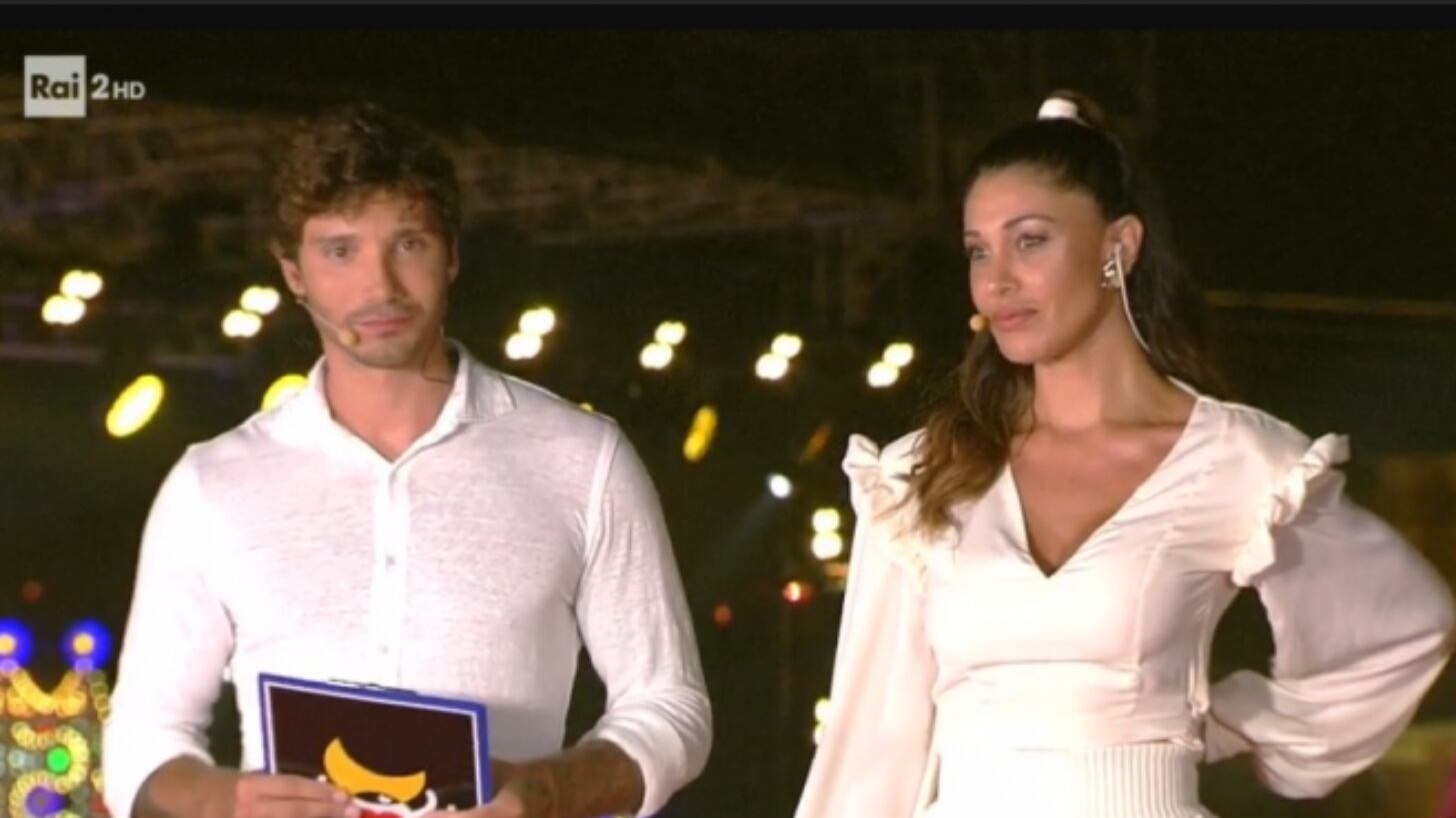 Belen e Stefano si scambiano coccole a La notte della Taranta e il pubblico non approva: "Che c’azzeccano?"