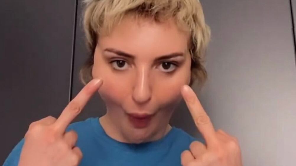 "Uscita del c...", "Non sono schiava". Arisa fa il dito medio a Paola Iezzi