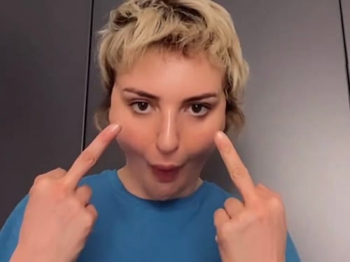 "Uscita del c...", "Non sono schiava". Arisa fa il dito medio a Paola Iezzi