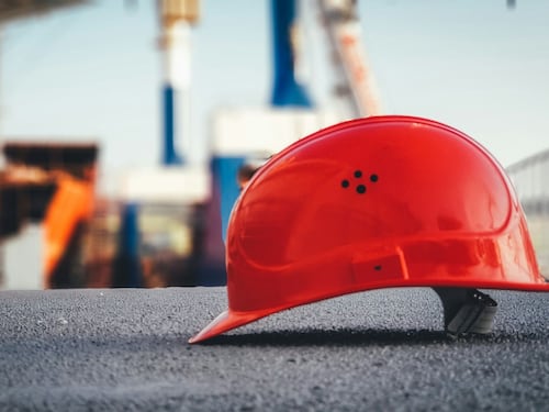 "Costruito da schiavi indiani". Caddell Construction nel mirino per il consolato Usa