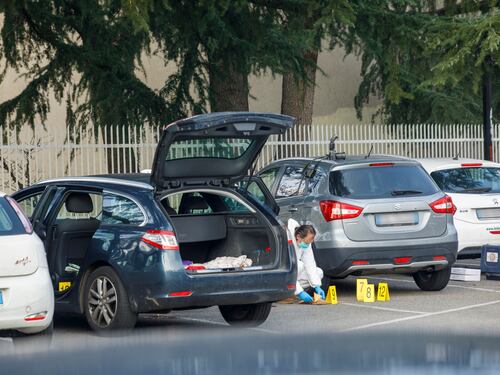 Accoltella la compagna in un parcheggio: è grave