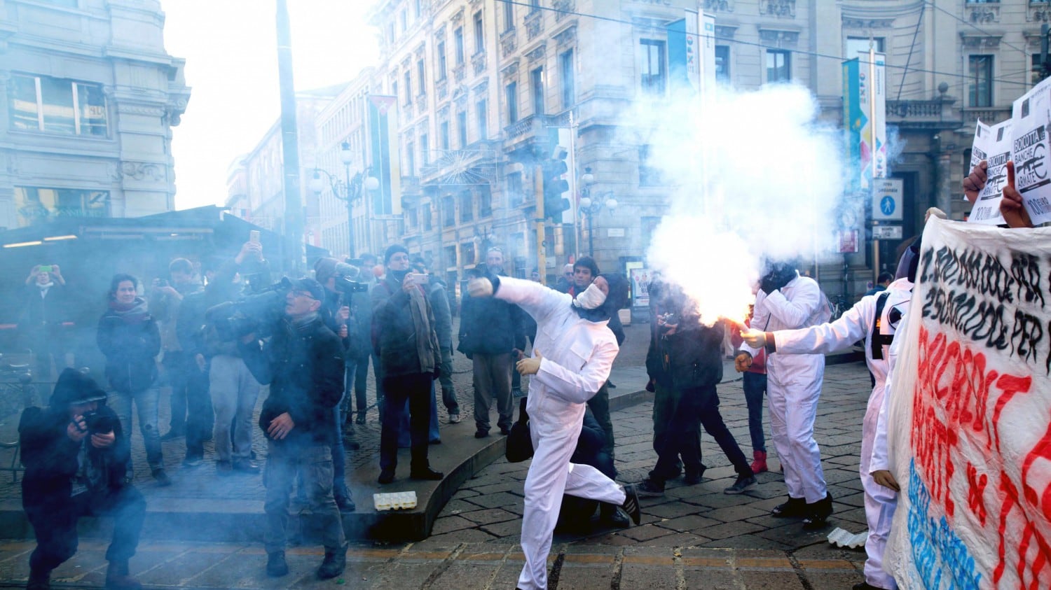 C'è piazza Fontana. Si ferma Milano (ma non i violenti)