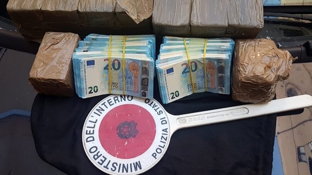 In arresto tre corrieri della droga: hashish e banconote false in macchina
