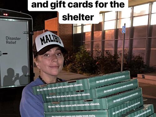 Lady Gaga porta le pizze agli sfollati degli incendi in California