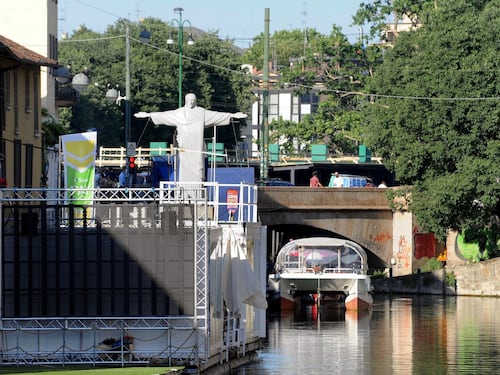 Il Cristo di Rio sui navigli a Milano