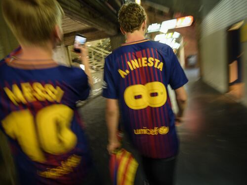 Barcellona in tour: uomini in business, donne in economy