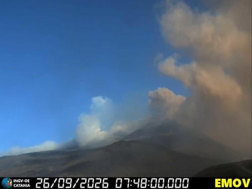 Nuova eruzione dell’Etna: cenere lavica costringe l’aeroporto di Catania a chiudere