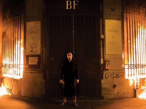 Parigi, artista anti Putin dà fuoco alla Banca di Francia