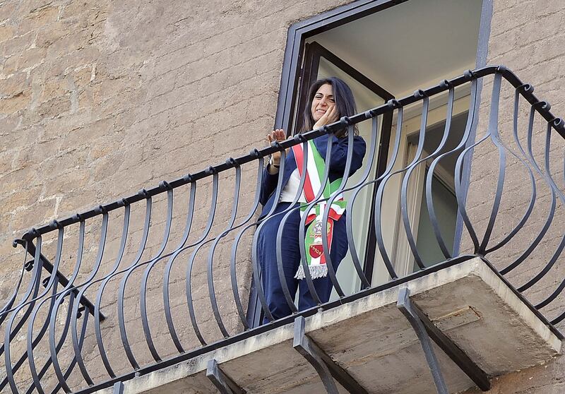La Raggi si affaccia dal balcone del Campidoglio e si commuove 11