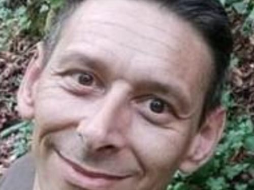 Accoltella il figlio 17enne per vendicarsi della moglie. Poi si ammazza