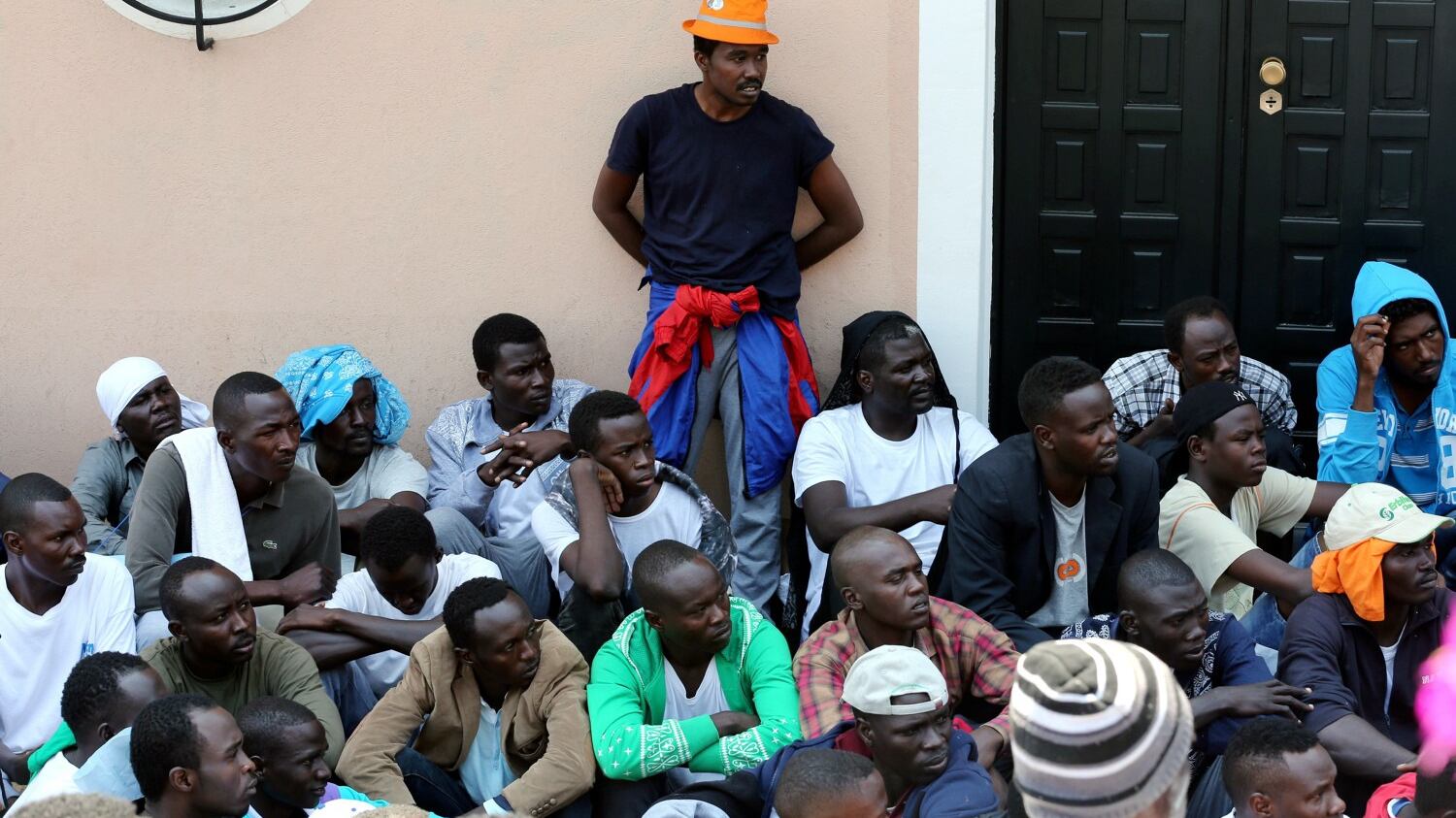 Como, invasione di migranti respinti alla frontiera dagli svizzeri