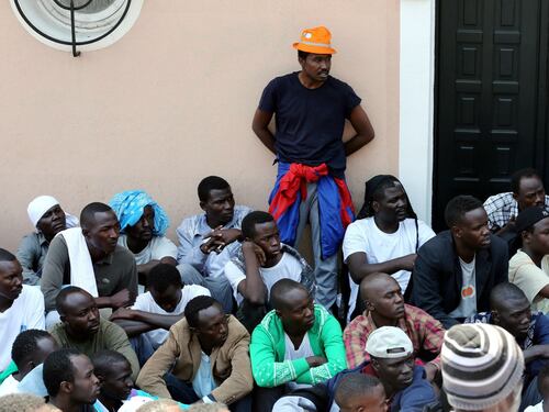 Como, invasione di migranti respinti alla frontiera dagli svizzeri