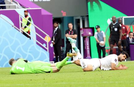 Il portiere del Galles espulso dopo un'uscita pericolosa 7