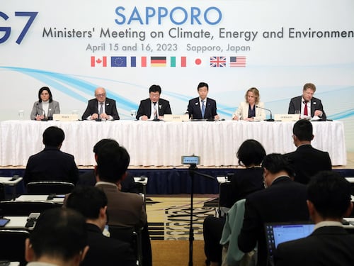 Auto, assist del G7 all'Italia. "Bio-fuel carburante green"