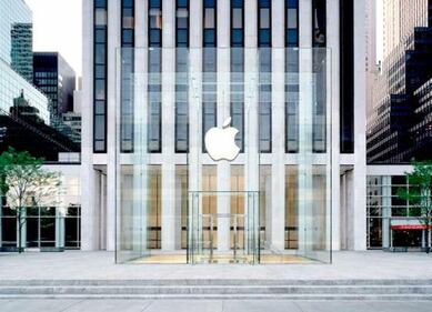 NYC, si incrina il cubo di cristallo della Apple: colpa di uno spazzaneve 7
