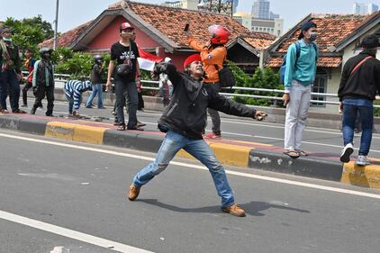 Indonesia, proteste contro la rielezione del presidente Joko Widodo 8
