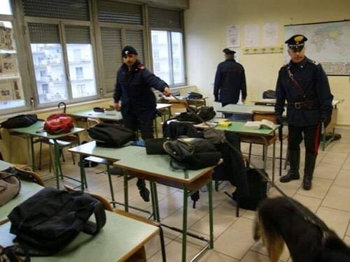 Palermo, la lotta giornaliera dei presidi contro i pusher davanti alle scuole