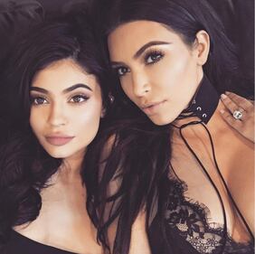 Kim Kardashian, maglietta bagnata senza reggiseno 7