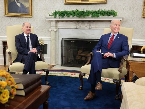 "Con Kiev finché necessario": il senso della visita "silenziosa" di Scholz da Biden