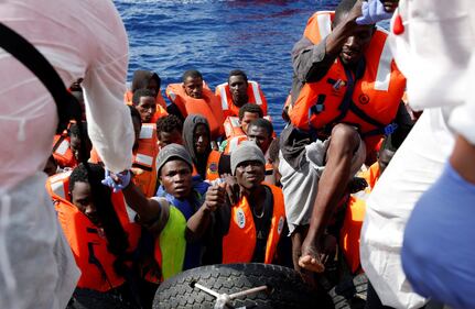 Migranti, il lavoro dei soccorritori nel Mediterraneo 12