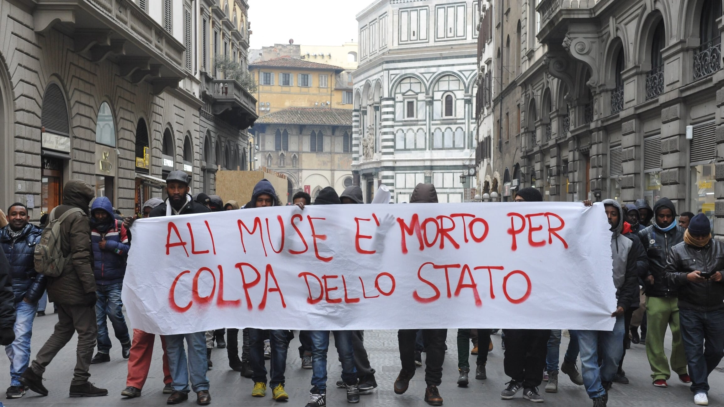Rogo nel rifugio dei disperati: scoppia la rivolta dei migranti