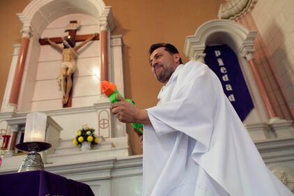 In Messico il prete superman: "spara" l'acqua sui fedeli 2
