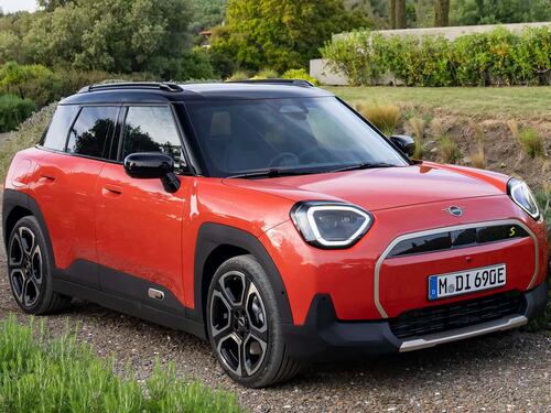 Mini Aceman, l’elettrica inglese lancia la sfida a Jeep Avenger e Alfa Romeo Junior