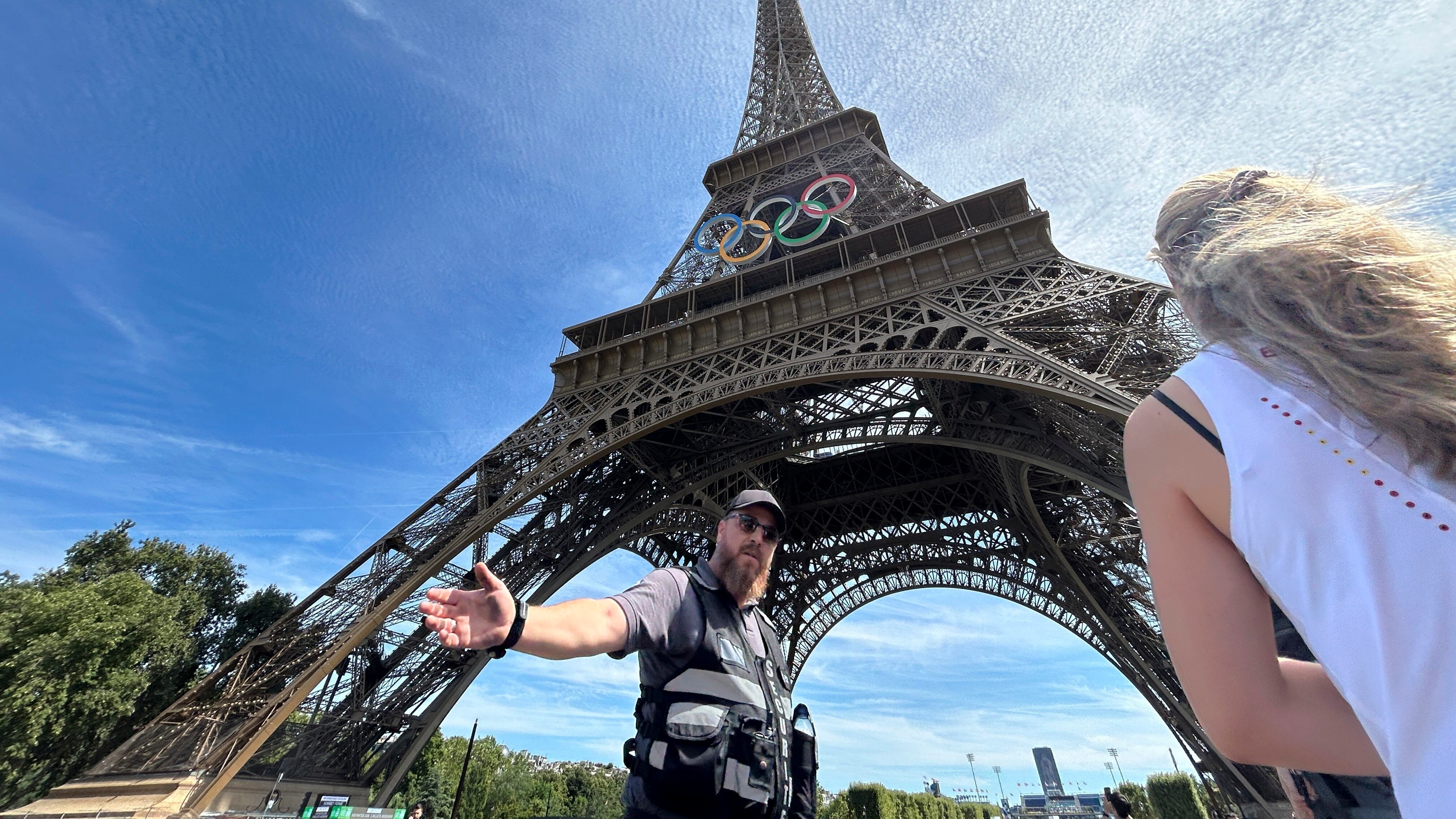 Scalatore sale sulla Torre Eiffel. Evacuazione immediata e poi l'arresto
