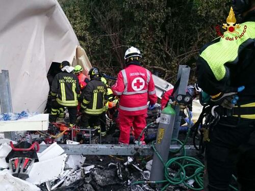 Tragedia sulla A10: tir travolge un cantiere