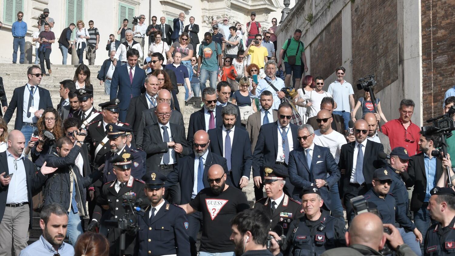 Roberto Fico a piedi al Quirinale scortato da 20 agenti