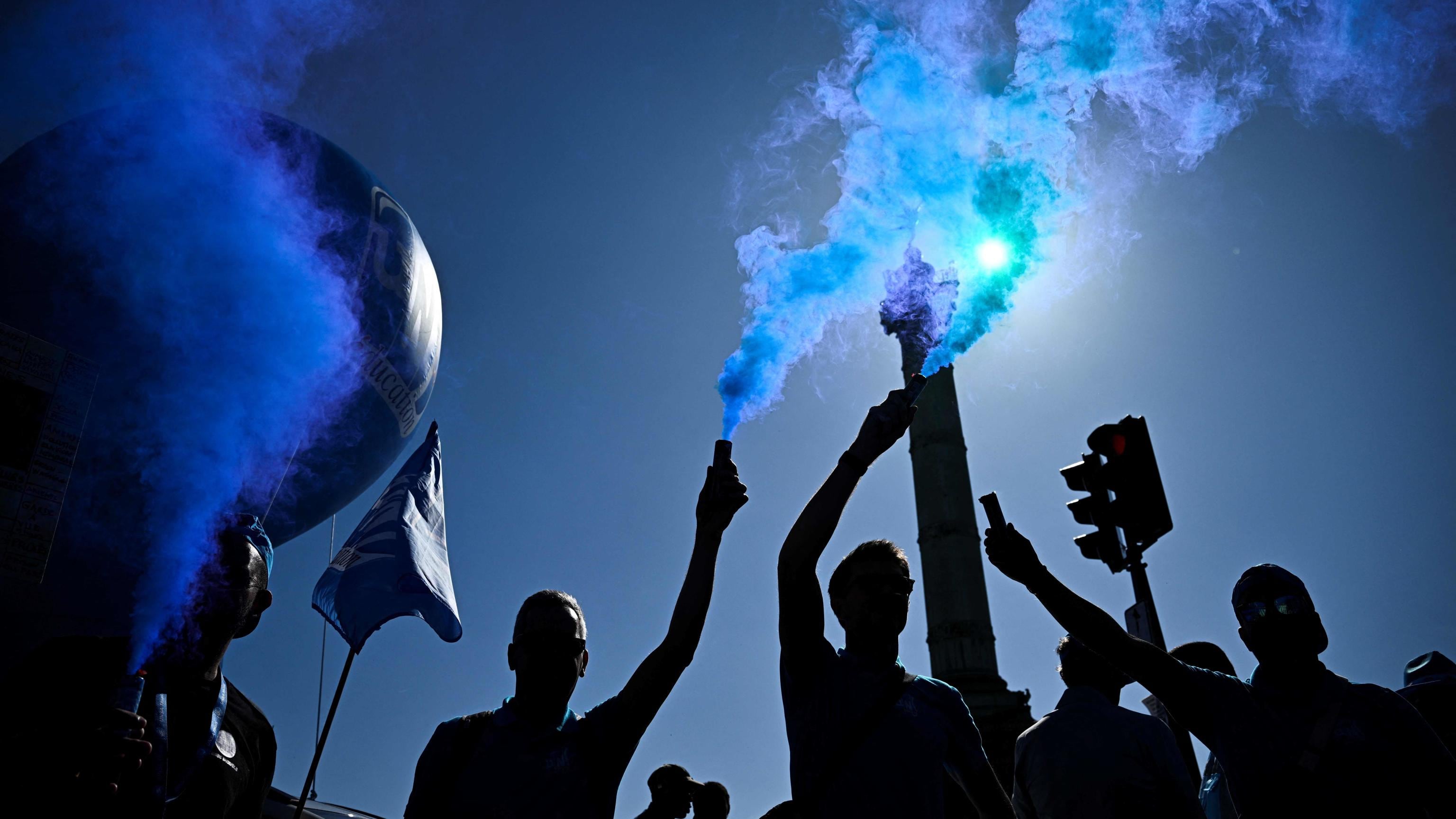 Francia, cortei e guerriglia. E i sindacati sfidano Lecornu