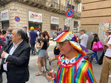 Uomini vestiti da cani, utero in affitto e maternità surrogata. Ecco il Gay Pride di Palermo 10