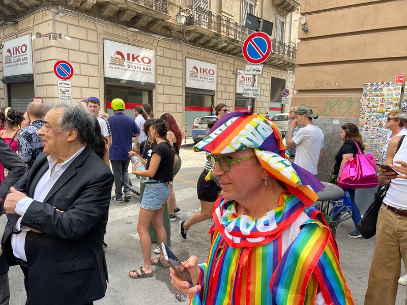 Uomini vestiti da cani, utero in affitto e maternità surrogata. Ecco il Gay Pride di Palermo 10
