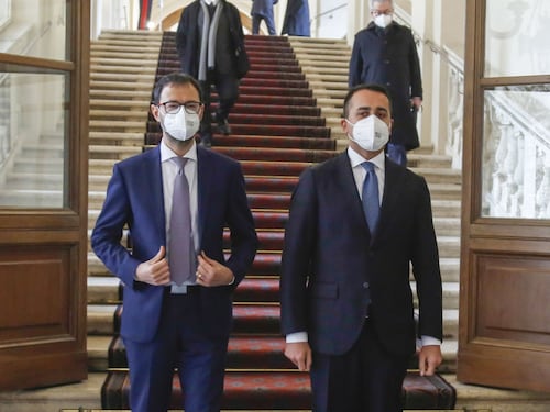 Finti liberali contro finti ribelli. Ma nei 5s la scissione è vera