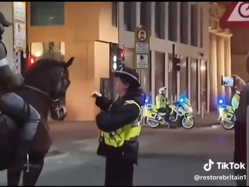 Quei "cavalieri della Sharia" al corteo pro Khamenei a Manchester
