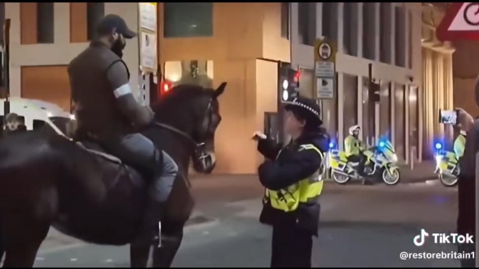 Quei "cavalieri della Sharia" al corteo pro Khamenei a Manchester