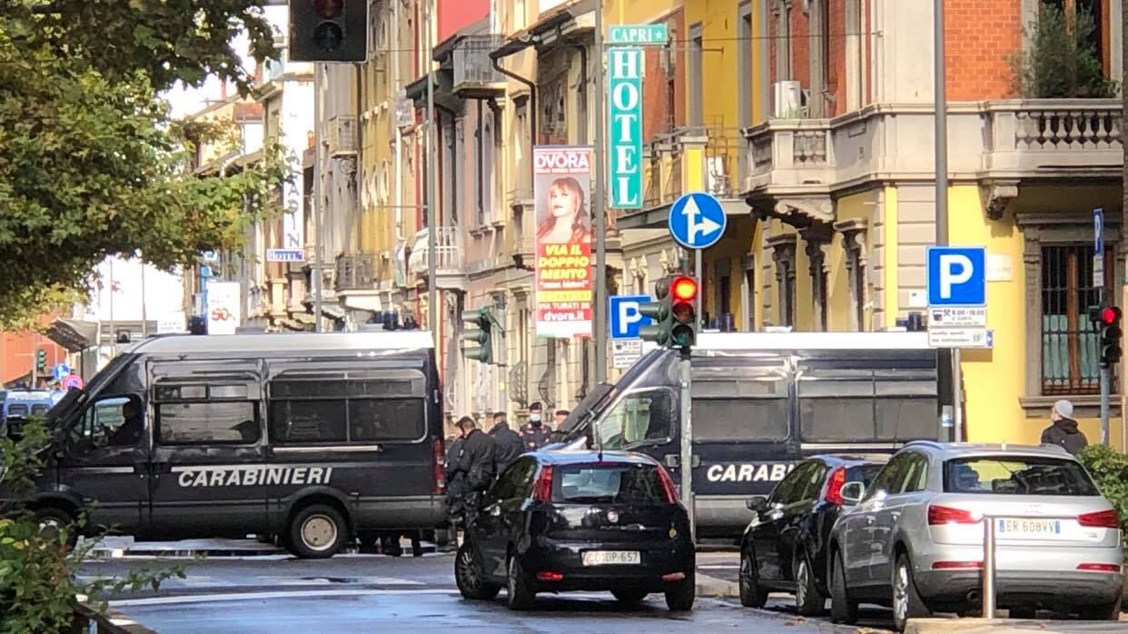 Milano, blitz della polizia per sgomberare il centro sociale