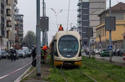 Milano, principio di incendio sul tram 27: le immagini 3