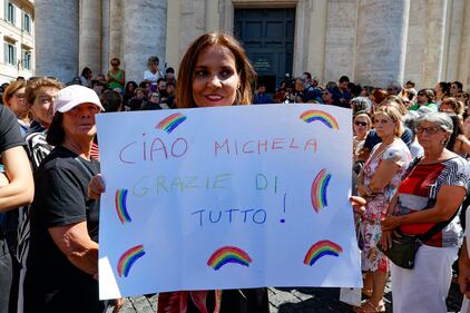 Folla in piazza del popolo e nella chiesa degli Artisti per il funerale di Michela Murgia 7