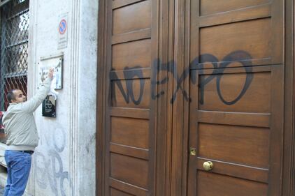 Al lavoro per ripulire Milano dopo gli scontri 2