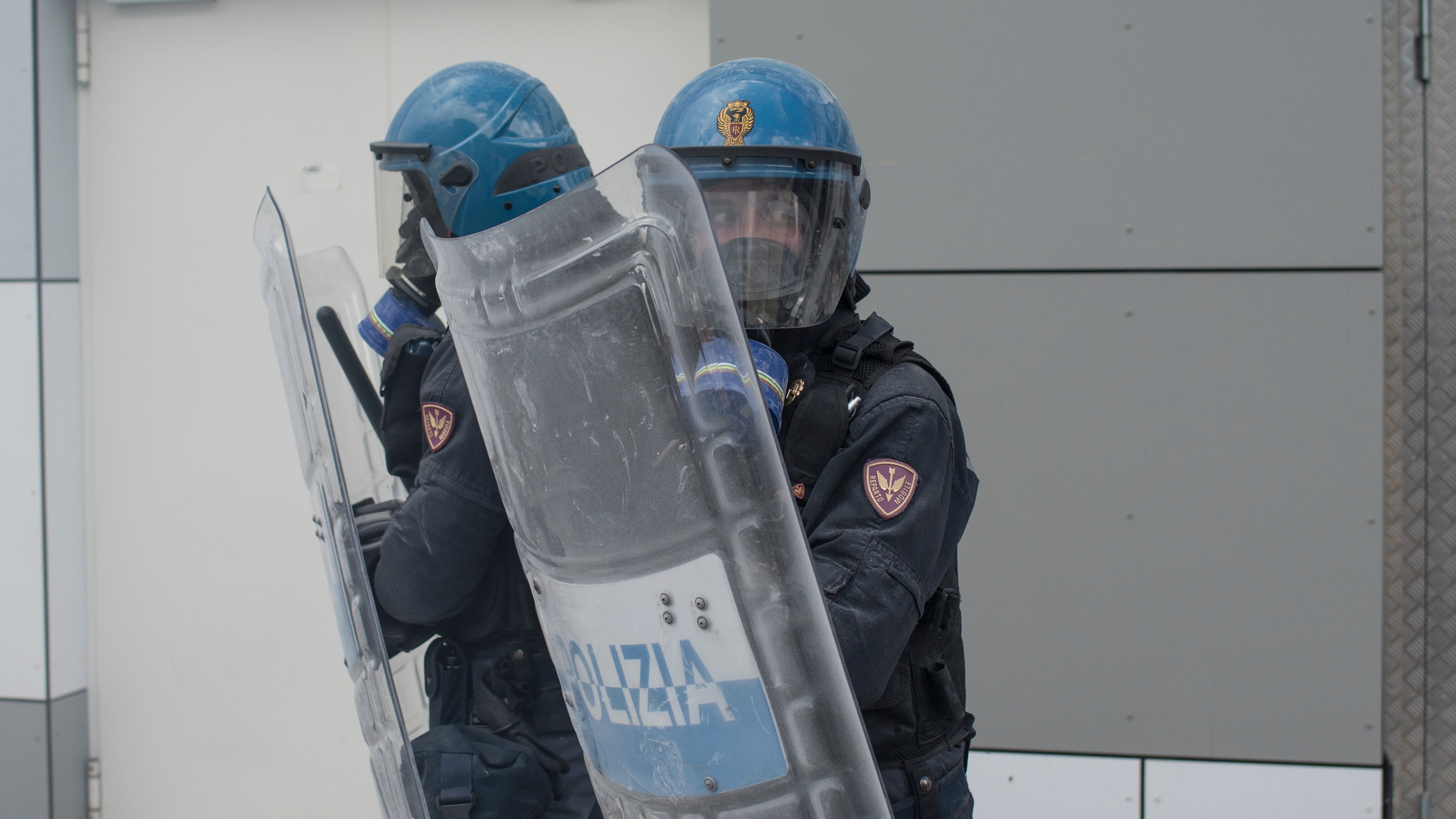 "Il governo vuol sabotare i taser alla polizia". Giallo sul blocco della fornitura