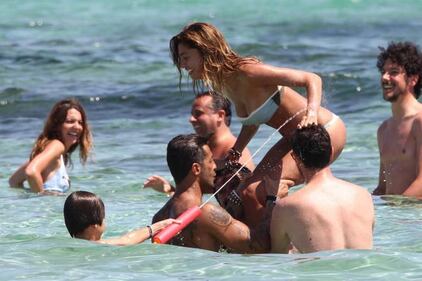 Belen Rodriguez, sexy nerd in spiaggia 25