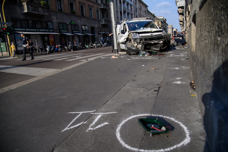 Furgone investe quattro pedoni a Milano